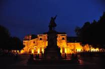 Iluminação noturna na Plaza Colón, em Santo Domingo, na República Dominicana